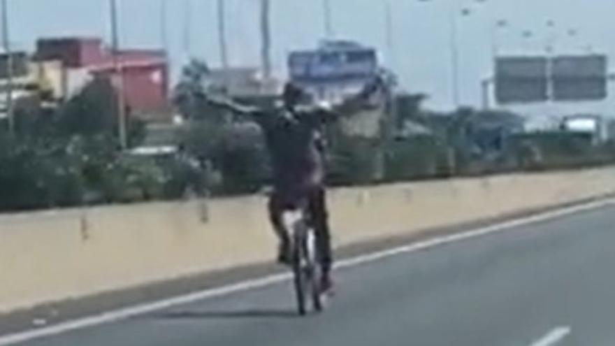 La última temeridad en las carreteras de Canarias: haciendo eses y sin manos en plena autopista con una bicicleta