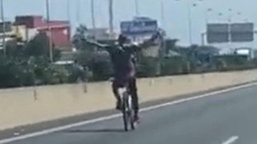 La última temeridad en las carreteras de Canarias: haciendo eses y sin manos en plena autopista con una bicicleta