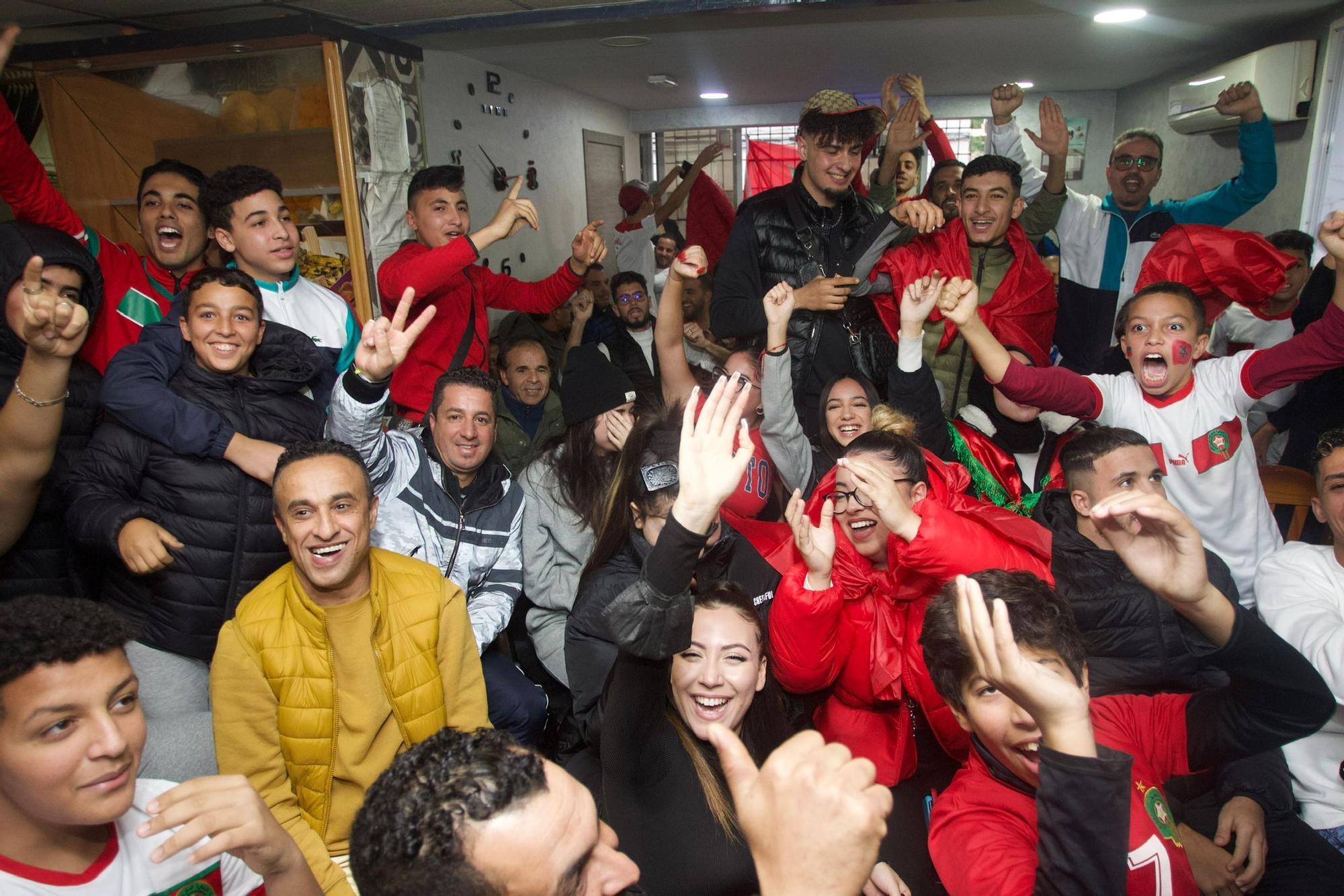 Alegría y celebración en las calles de Alicante tras el España - Marruecos