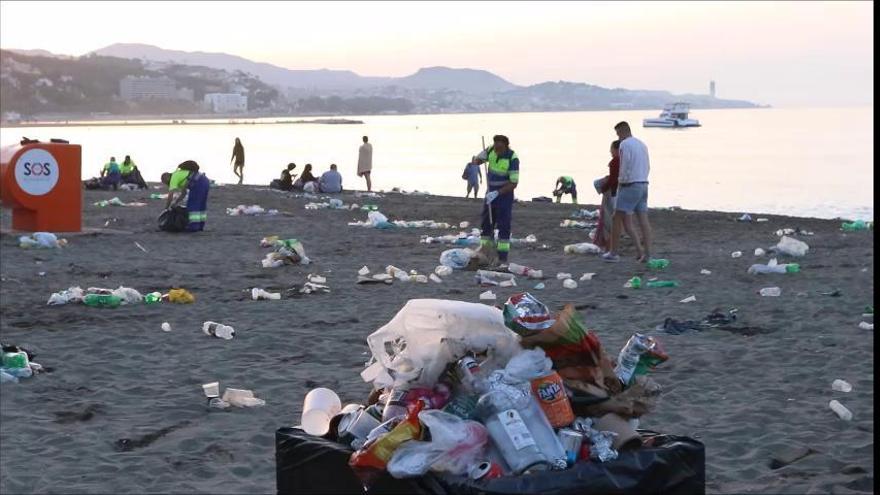 Así se limpiaba la playa esta mañana tras la Noche de San Juan