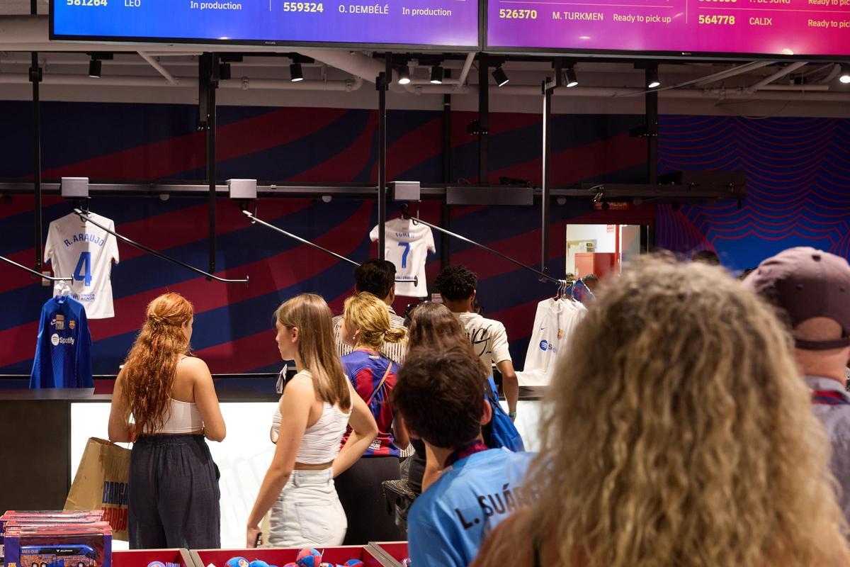 ¡Locura por la nueva camiseta blanca del Barça!