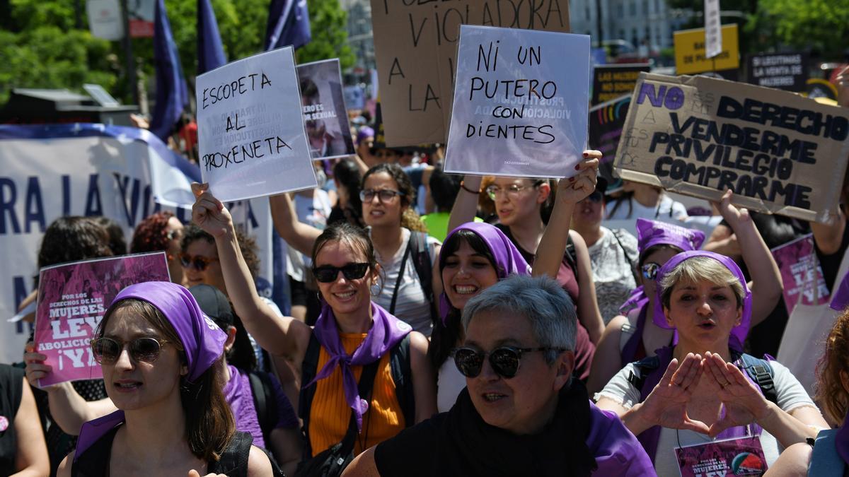 Varias personas sujetan pancartas en una manifestación para reclamar la abolición de la prostitución, a 28 de mayo de 2022, en Madrid (España).