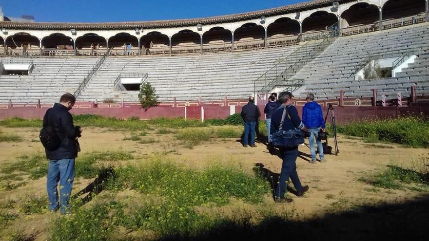 El alcalde visitó ayer la plaza de toros de Sutullena, que se convertirá en un coso multiusos.