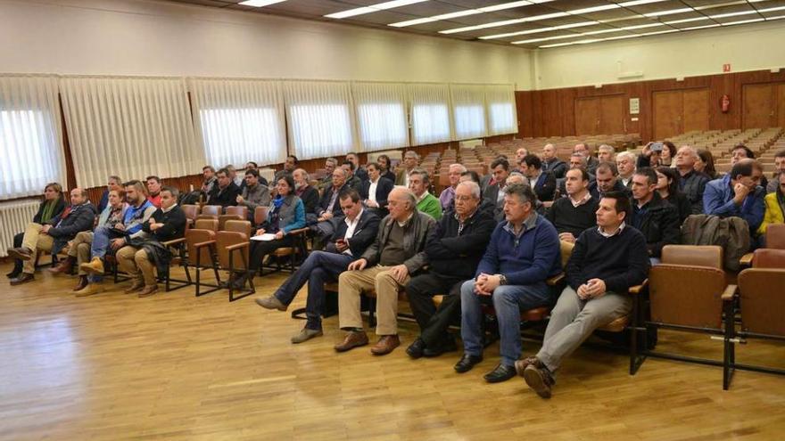 Asistentes a la asamblea de la entidad en La Robla.