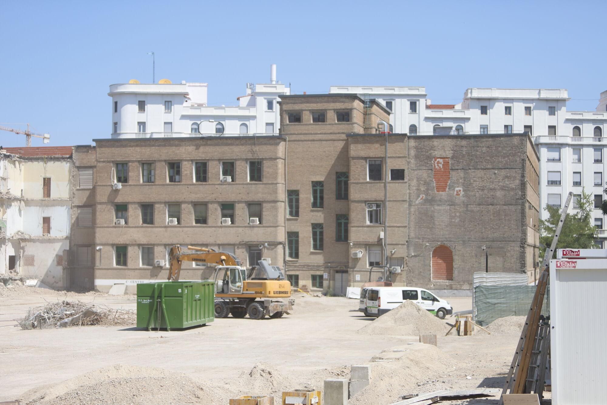 Así avanza el derribo de la comisaría de Mayandía