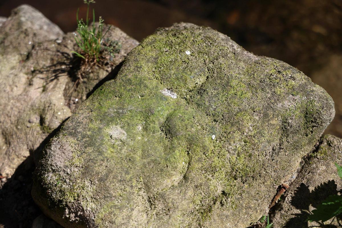 Inscripción en una de las piedras del puente con la cruz protectora.