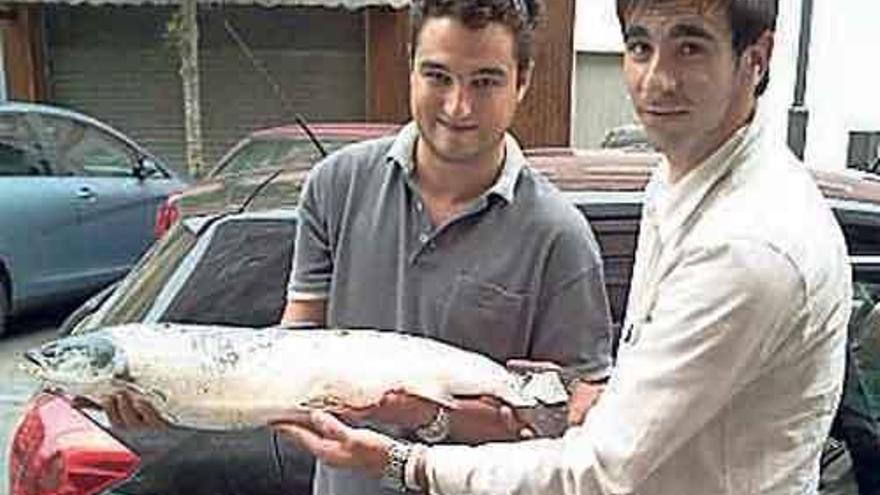 Flórez y Loinaz, con el salmón.