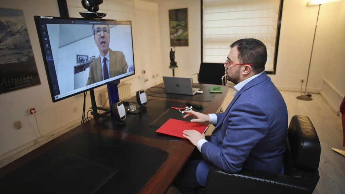 Adrián Barbón habla mediante videollamada con el consejero de Sanidad Pablo Fernández.