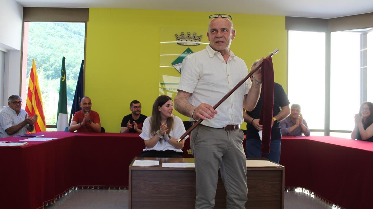 Urbici Malagarriga amb la vara d'alcalde de Cercs