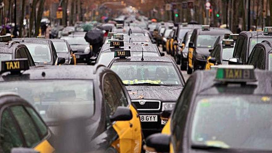 Desenes de taxis aturats a la Gran Via de Barcelona.