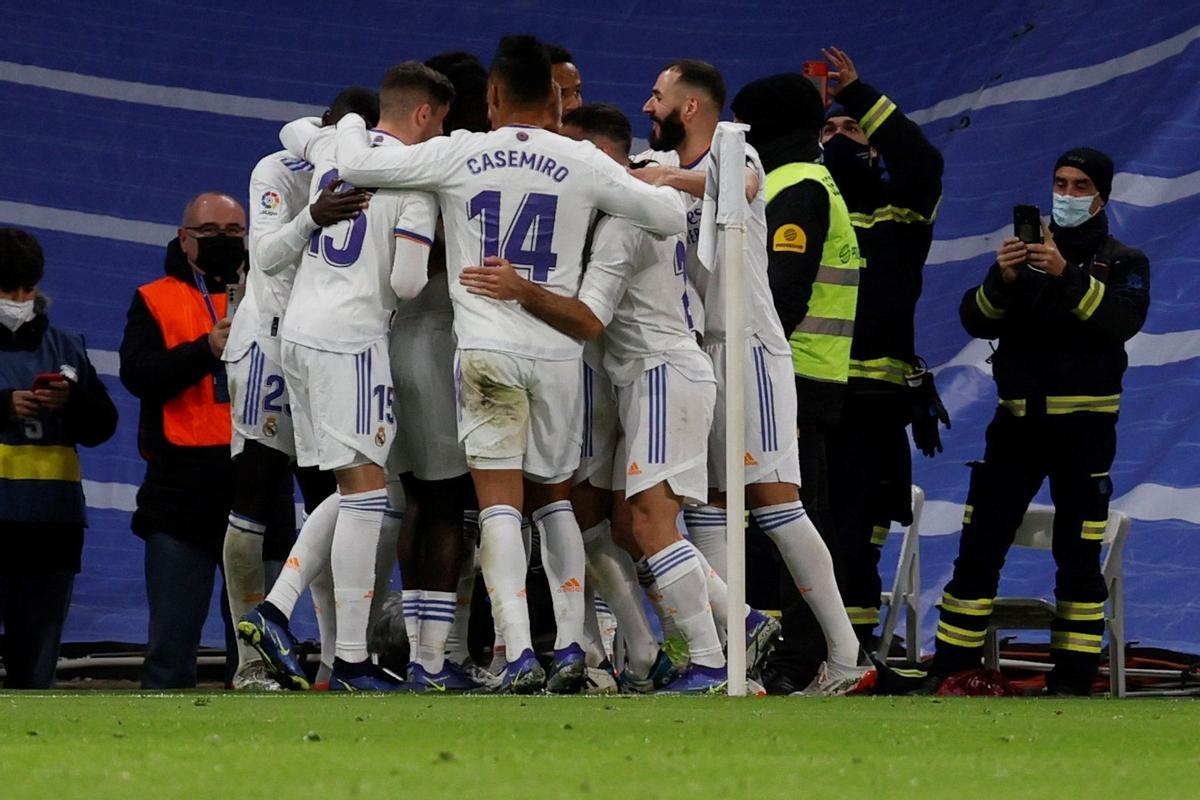 MADRID, 28/11/2021.- Los jugadores del Real Madrid celebran el segundo gol del equipo madridista durante el encuentro correspondiente a la decimoquinta jornada de primera división que disputan hoy domingo frente al Sevilla en el estadio Santiago Bernabéu, en Madrid. EFE / Ballesteros.