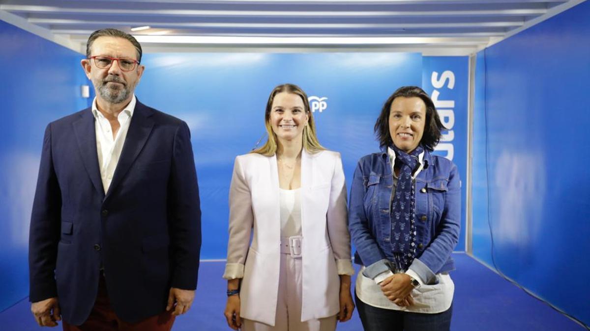 El número dos del PP balear a las elecciones y director de Asima, Alejandro Sáenz de San Pedro, la presidenta del PP, Marga Prohens, y la número 7, Cristina Gil