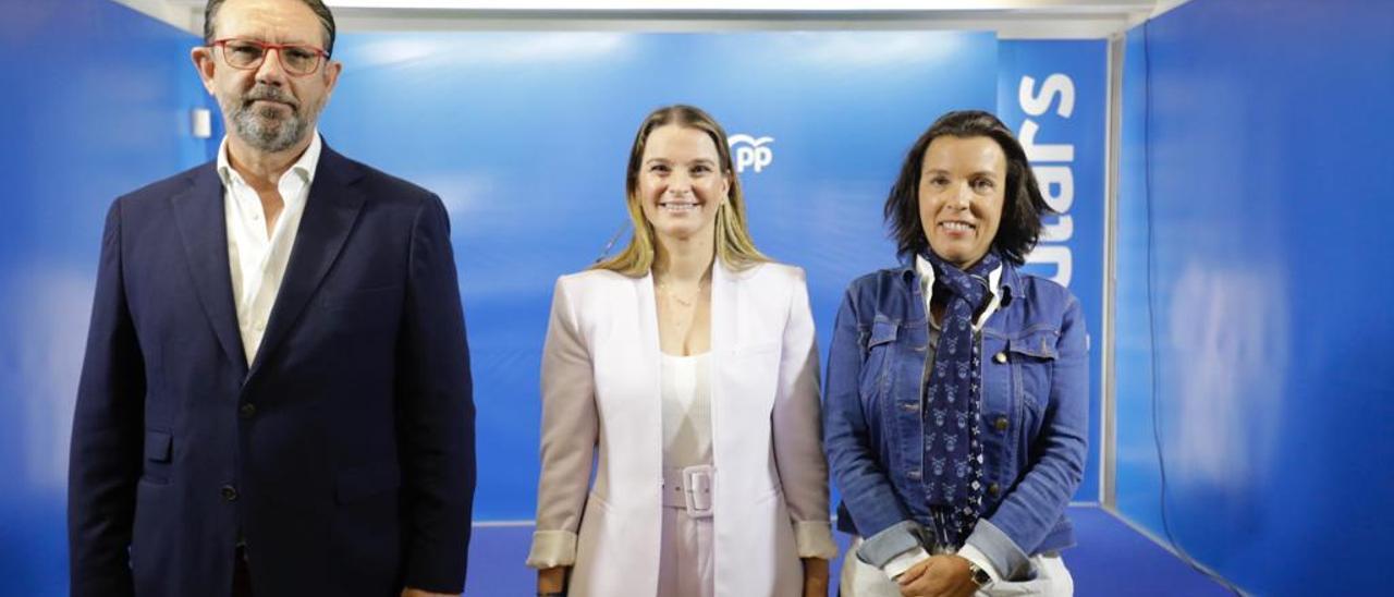 Sáenz de San Pedro, Prohens y Gil Membrado, ayer en la sede del PP.