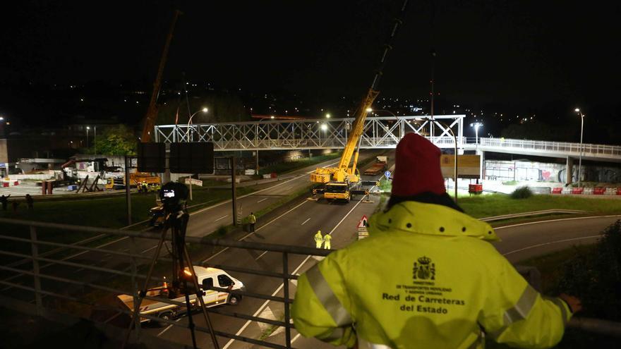 Instalación del tramo central de la pasarela de Pedralonga