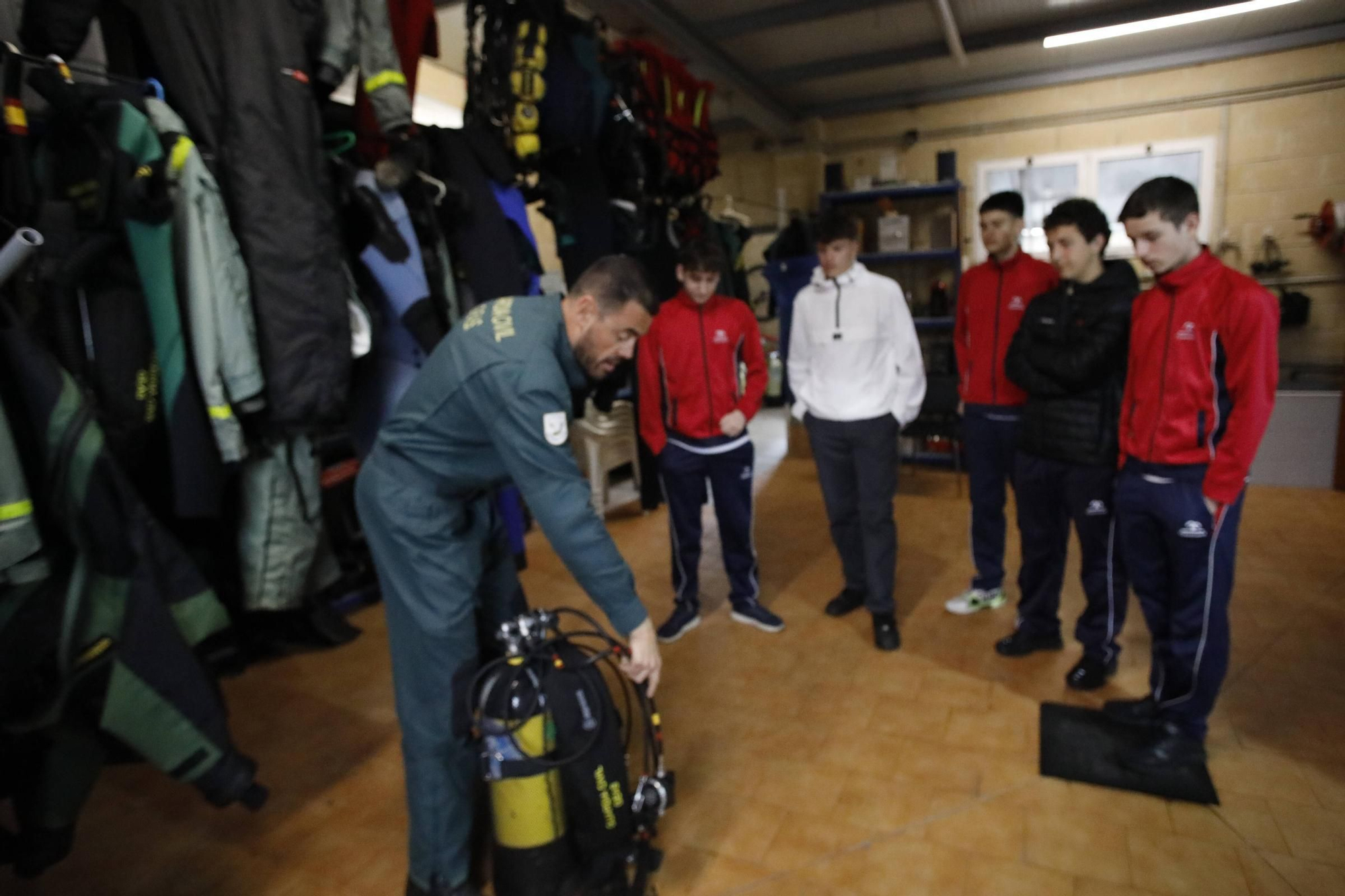 En imágenes: Los alumnos del Corazón de María de Gijón conocen cómo funciona cada unidad de la Guardia Civil