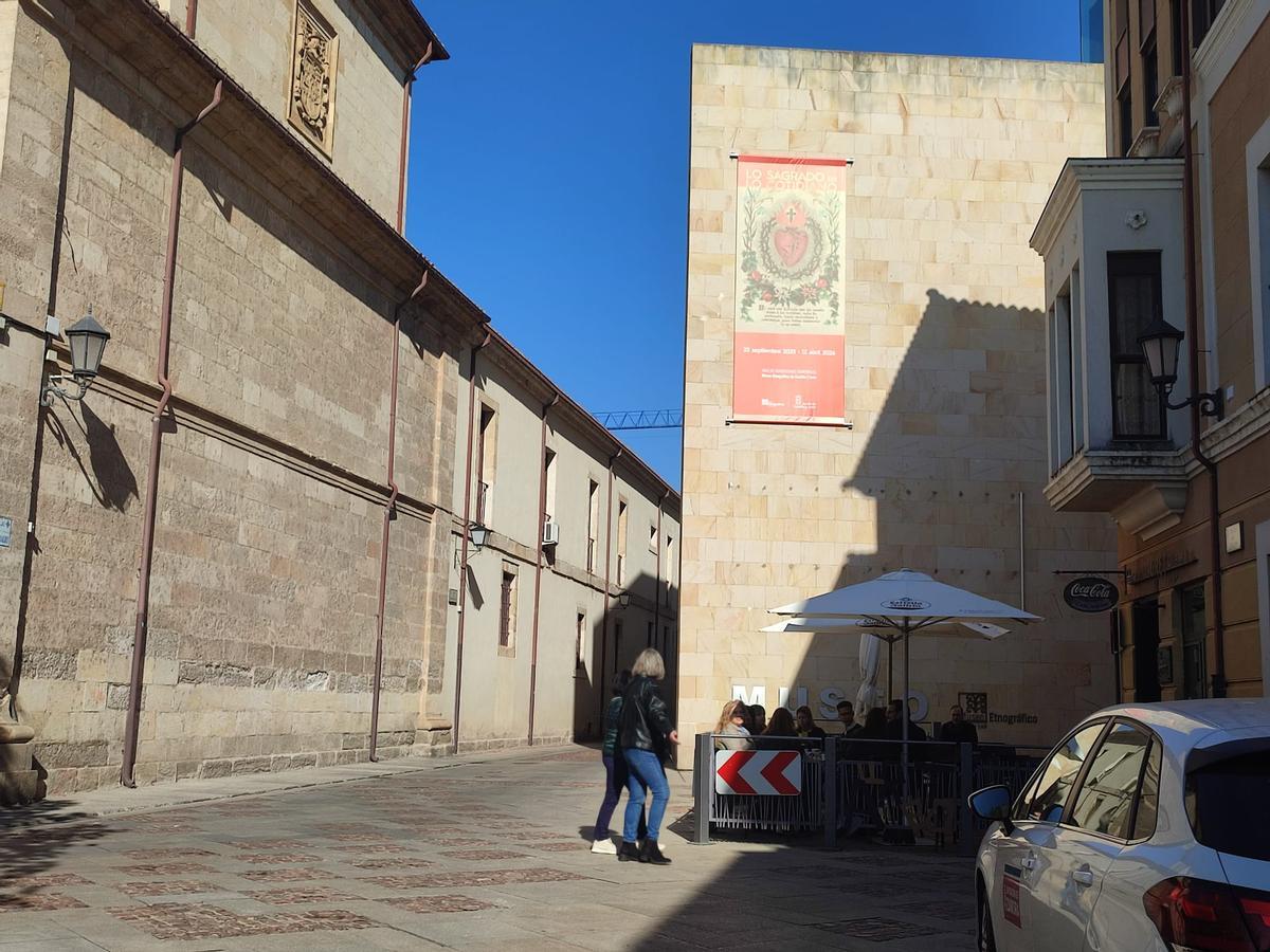 La fachada del Etnográfico con la lona informativa de la muestra.