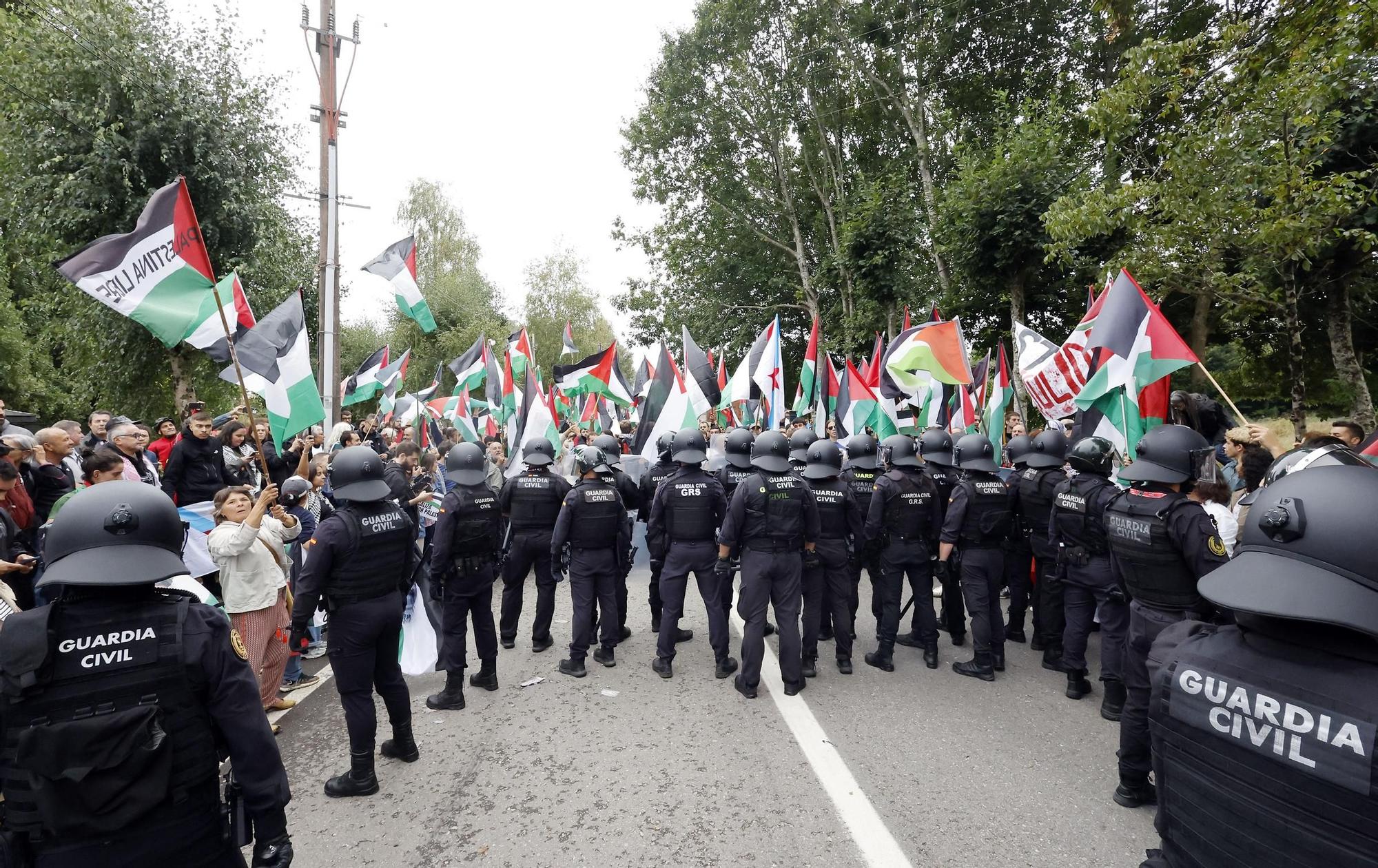 Concentraciones contra el equipo de Israel por el genocidio en Gaza durante el paso de La Vuelta por Pontevedra