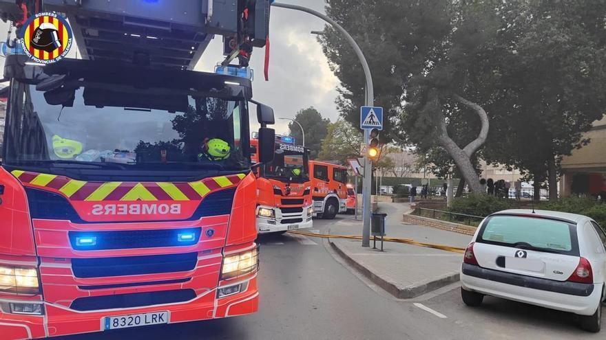 Cuatro personas atendidas por inhalación de humo en un incendio en Carcaixent