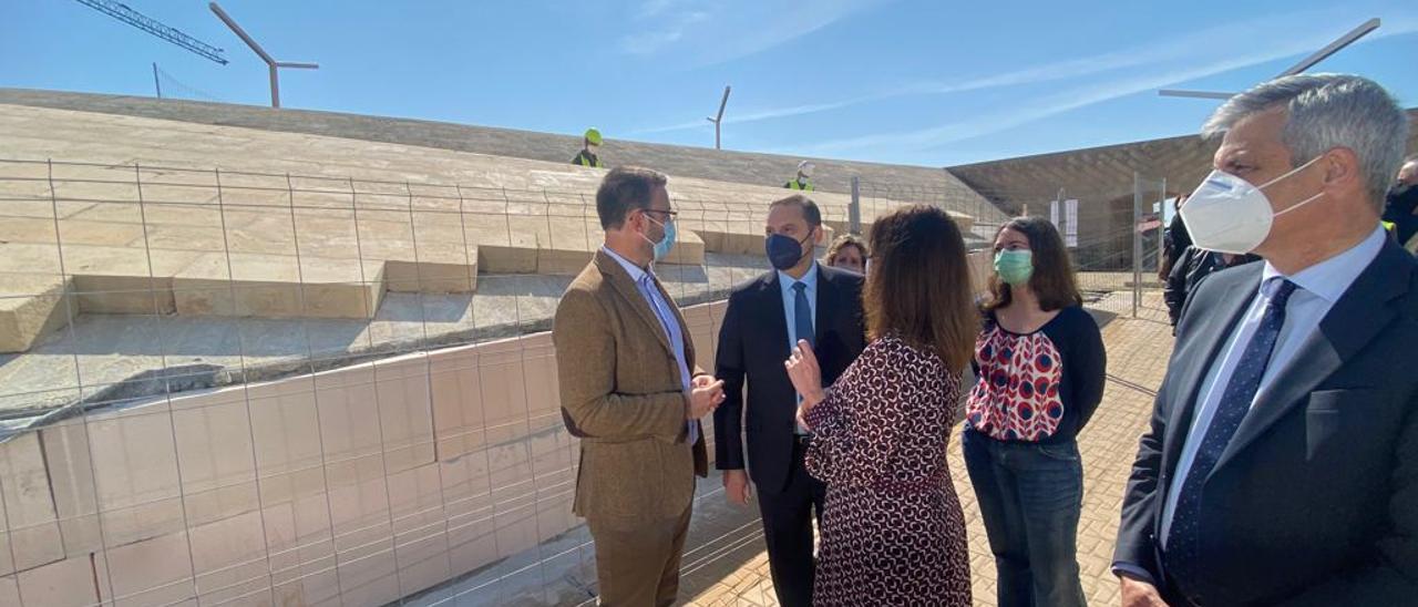 El ministro Ábalos, hoy durante su visita al Baluard del Princep con la presidenta Armengol y el alcalde Hila