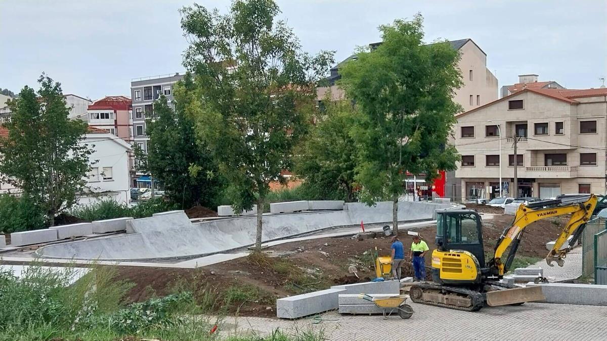 Más árboles, más espacio peatonal y detalles artísticos para el nuevo Parque Urbano Lugrís, en Bueu, que estará listo en octubre