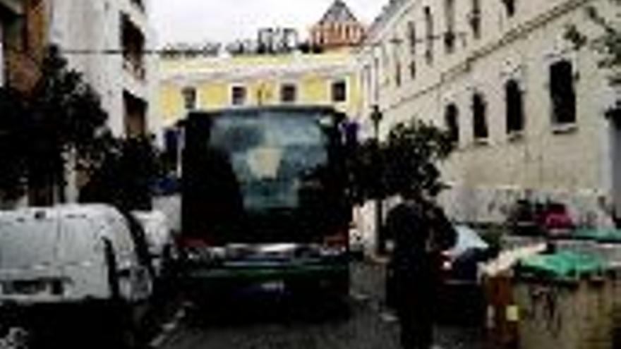 UN AUTOBUS PROVOCA UN ATASCO EN EL CENTRO