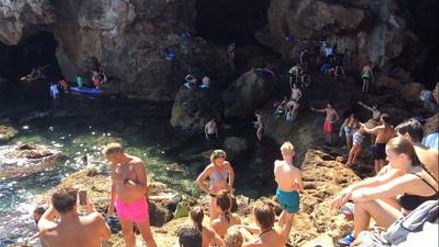 La masificación turística en la Cova Tallada obligó a tomar medidas para restringir las visitas