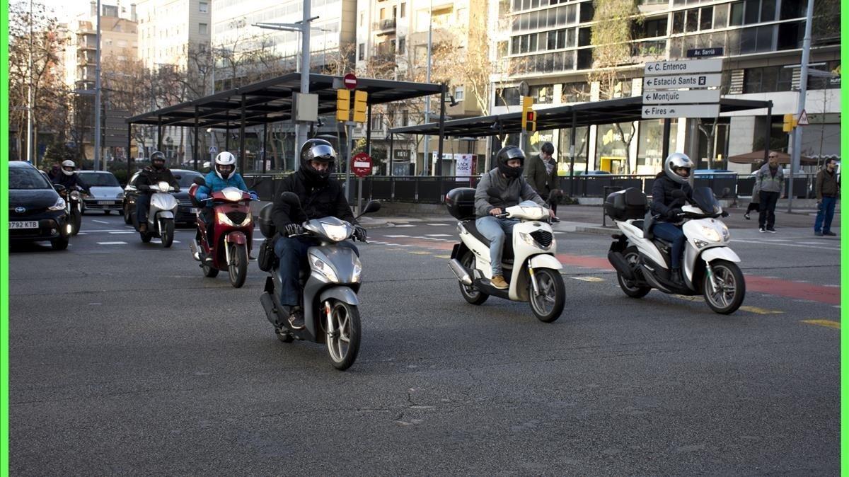 Motos en la avenida de Josep Tarradellas, en el cruco con la avenida de Sarrià.