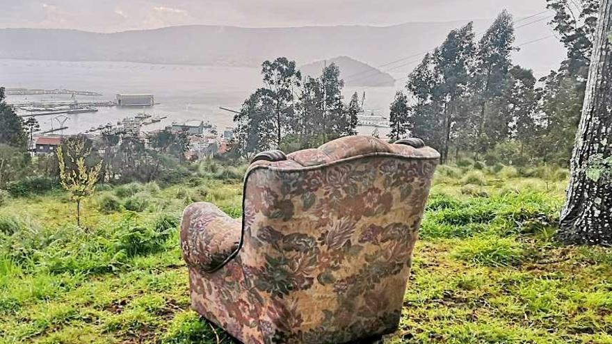 Sillón abandonado en la cima del Monte Pituco, con vistas a la ría. // S.A.