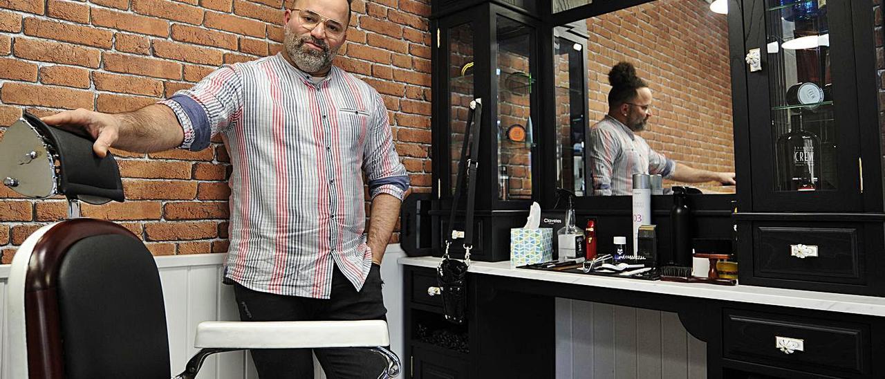 Elier Chapel Rodríguez, en su barbería de la calle Castelao de A Estrada.   | // BERNABÉ/JAVIER LALÍN