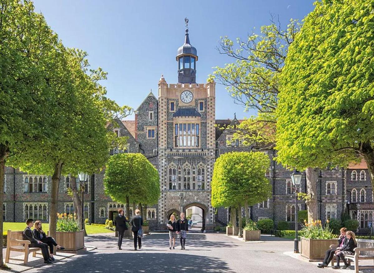 Esta es la entrada principal de Brighton College.