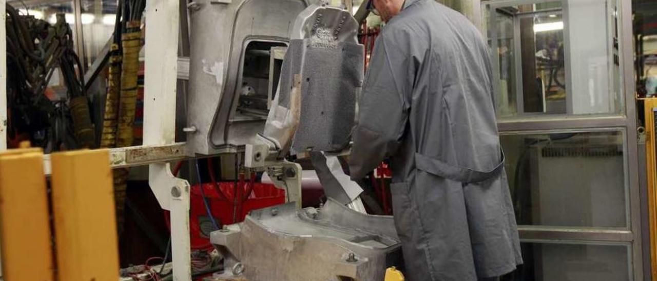 Un técnico del Centro Tecnológico del Grupo Copo (Cetec), en las instalaciones de Tameiga. // R. Grobas