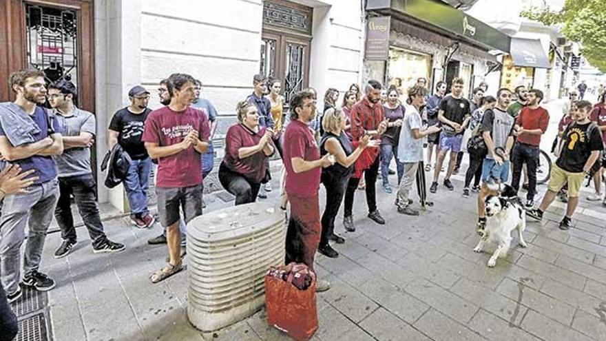 Treinta jóvenes se manifiestan en Palma en apoyo al rapero