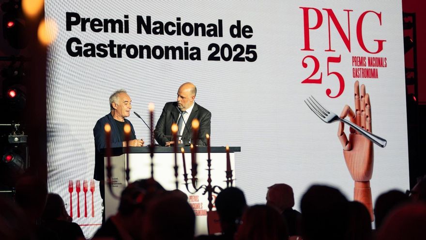 El chef Ferran Adrià y el periodista Jordi Basté en los Premios Nacionales de Gastronomía