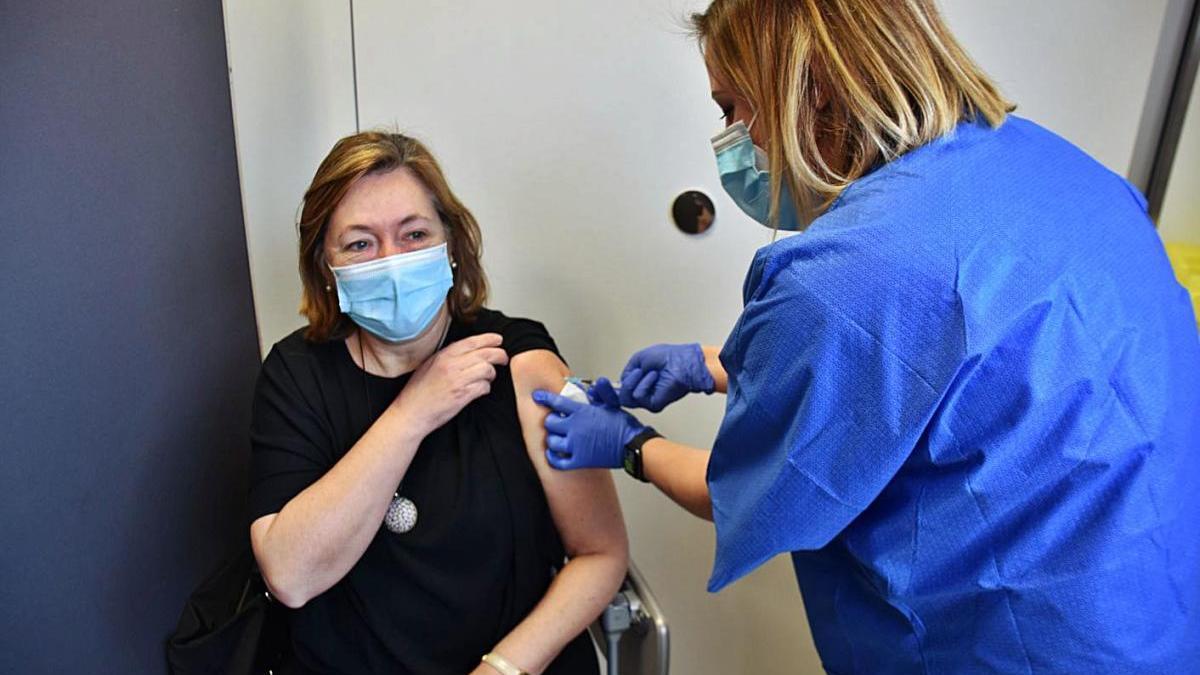 Una infermera vacuna al personal de l&#039;hospital de Sant Joan de Déu de Manresa