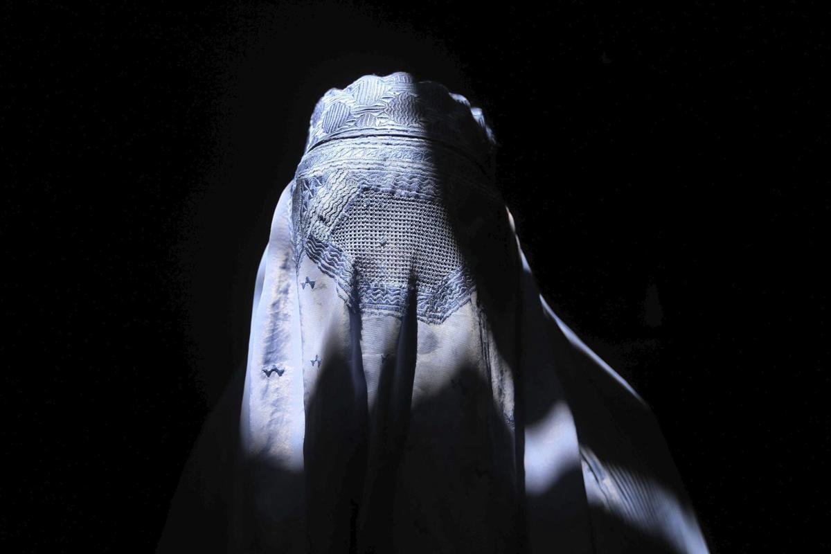 AFG03 HERAT (AFGANISTÁN) 08/08/2016.- Una mujer afgana vestida con un burka camina por una calle en Herat, Afganistán