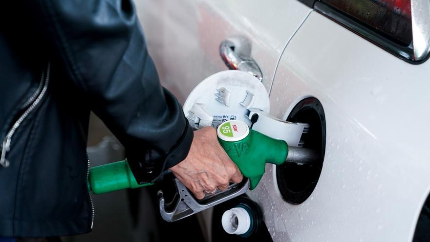 Una mujer pone gasolina a su vehículo en una gasolinera de Madrid.