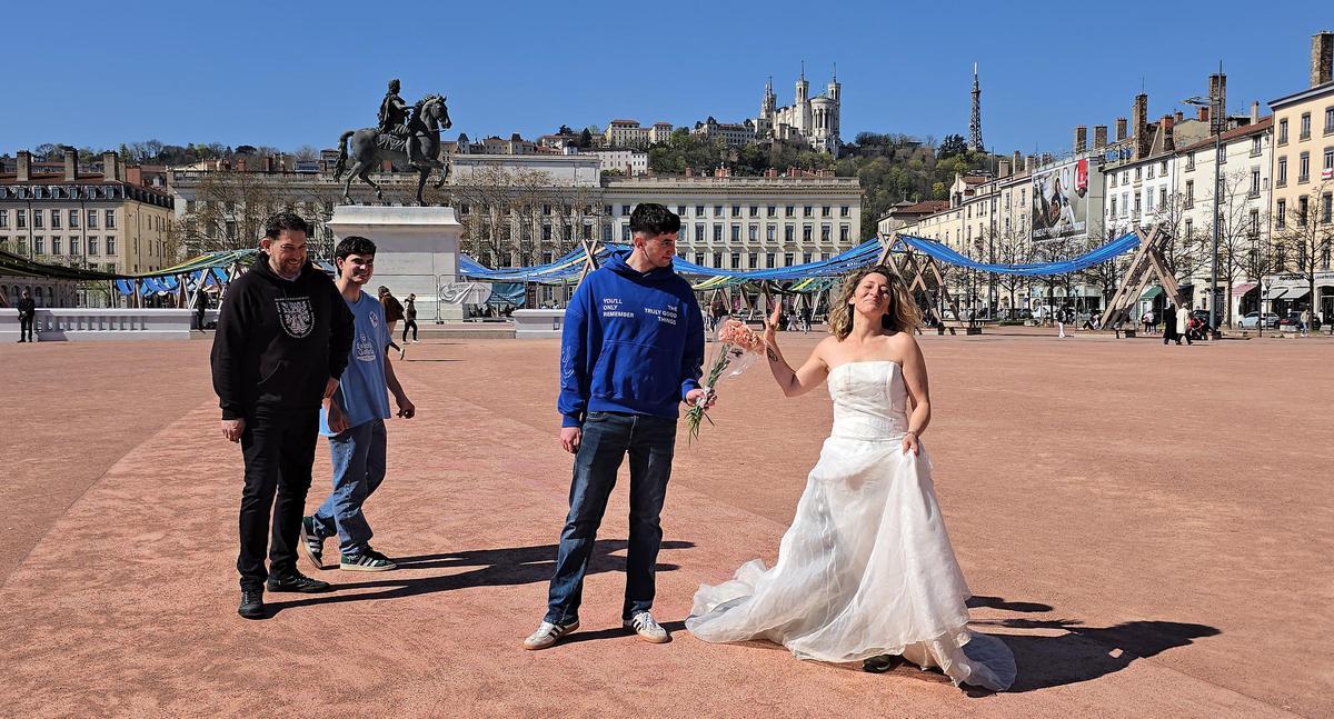 Aficionados del Celta participando en un sketch con la humorista francesa Kelly vestida de novia en la Place Bellcour.