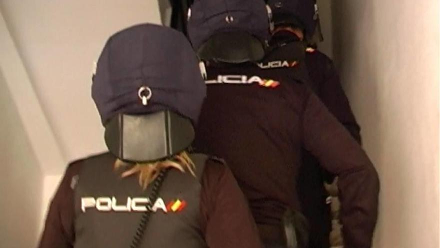 Varios policías, durante la operación contra la red.