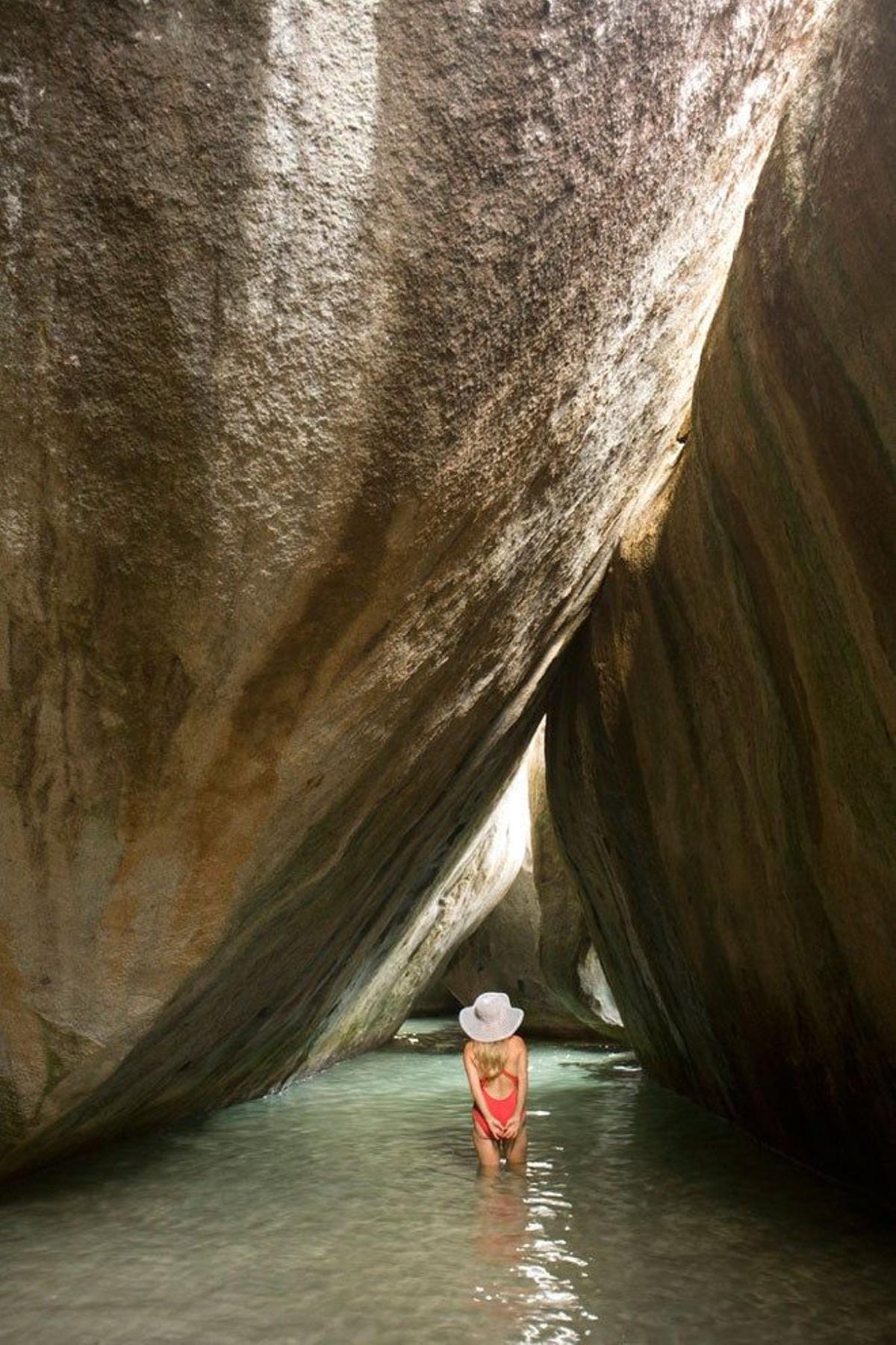 Pasillo entre enormes rocas granítica en The Baths.
