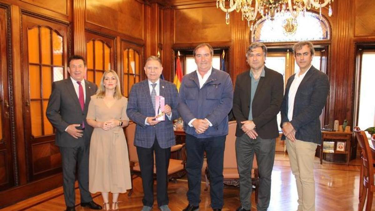 El momento de entrega de la Escoba de Platino.