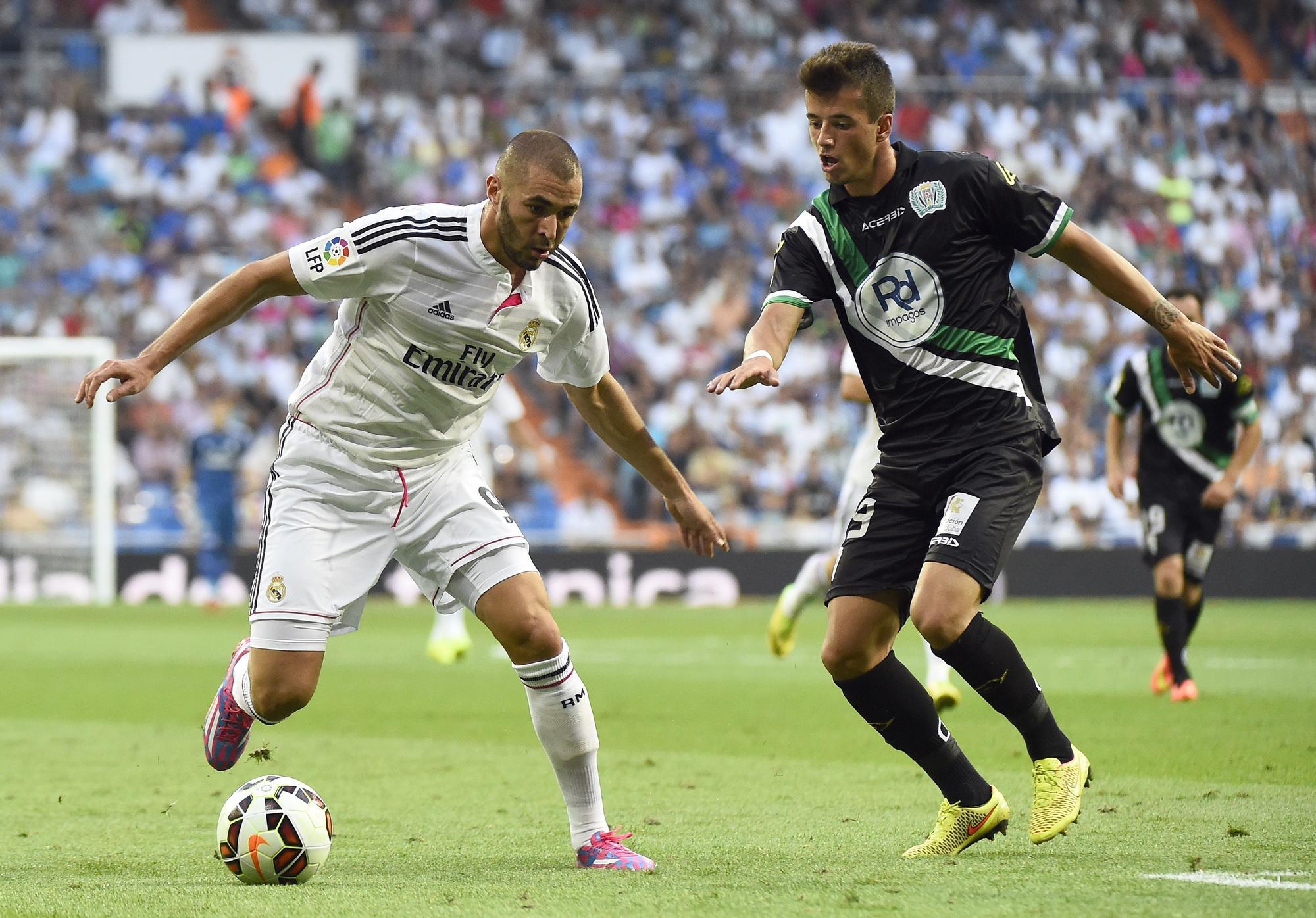 Dani Pinillos ante Benzema, en el partido del retorno del Córdoba CF a Primera en el Bernabéu ante el Real Madrid.