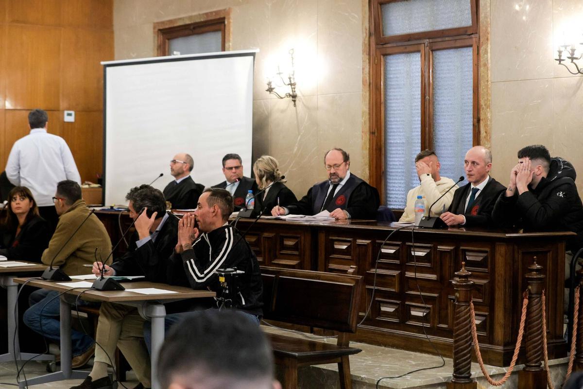 Los acusados, durante el juicio que se celebra en la Audiencia Provincial de Palma.