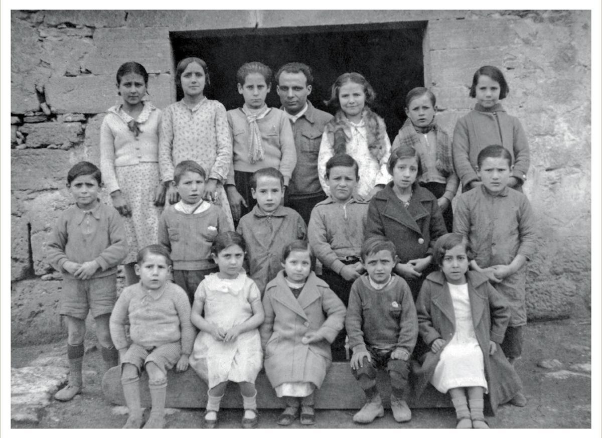 Benaiges, con sus alumnos a la puerta de la escuela, en una foto tomada por un retratista ambulante.