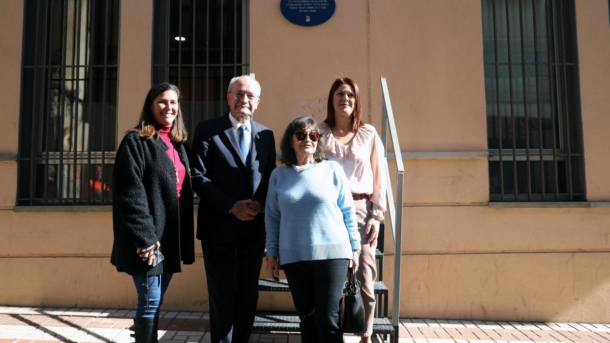 La nueva placa de 'Málaga hace historia' en honor a Pepa Flores, Marisol. En la imagen,  Vicky Flores, hermana de Pepa Flores; Francisco de la Torre, alcalde de Málaga; Noelia Losada, concejala de Cultura; y Tamara Esteve, hija de Marisol.