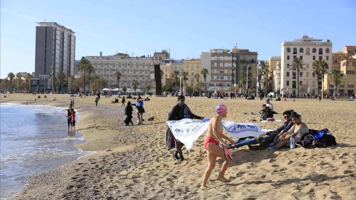 La ola de calor lleva a bañistas a las playas de Barcelona, aún resentidas por el temporal 'Gloria'