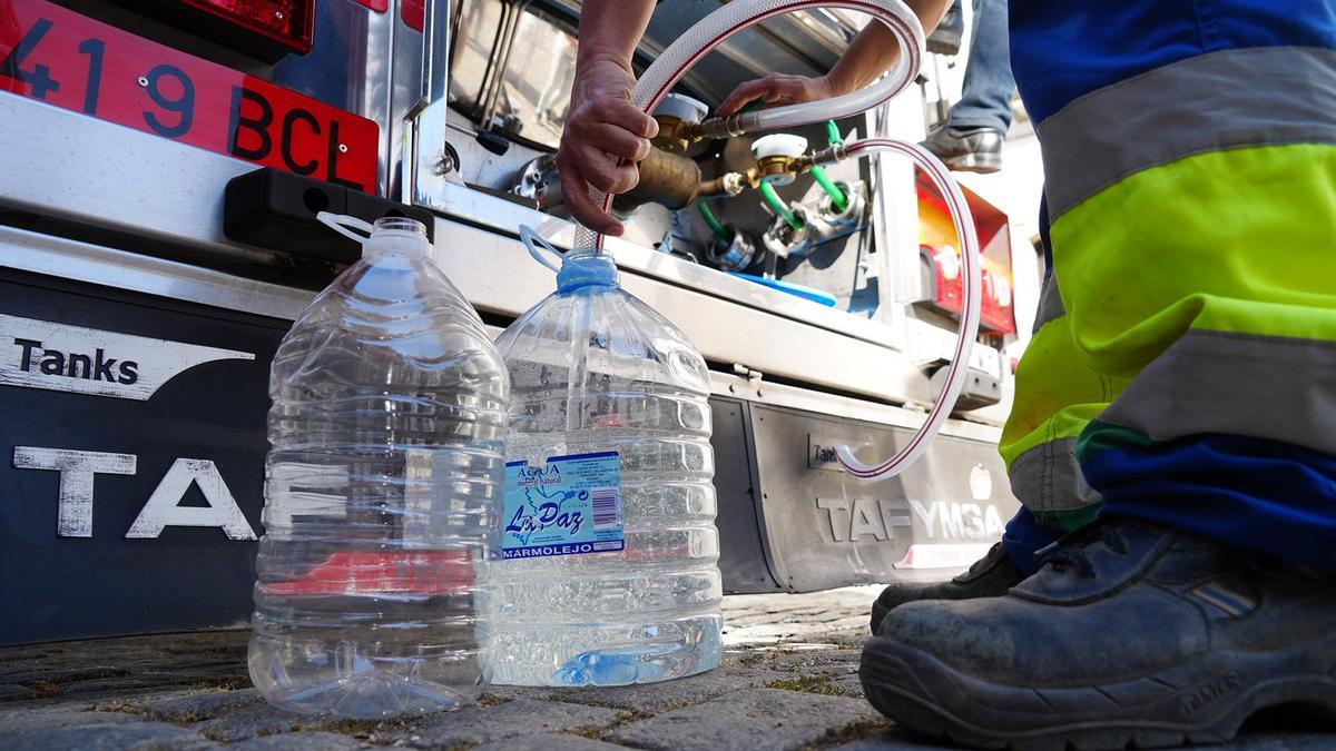 Un pueblo de Zamora tiene el agua tan contaminada que tienen que llenar  botellas en una máquina potabilizadora