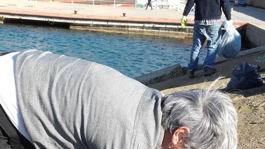 Los voluntarios se meten entre las piedras de la escollera de Xàbia a quitar basura