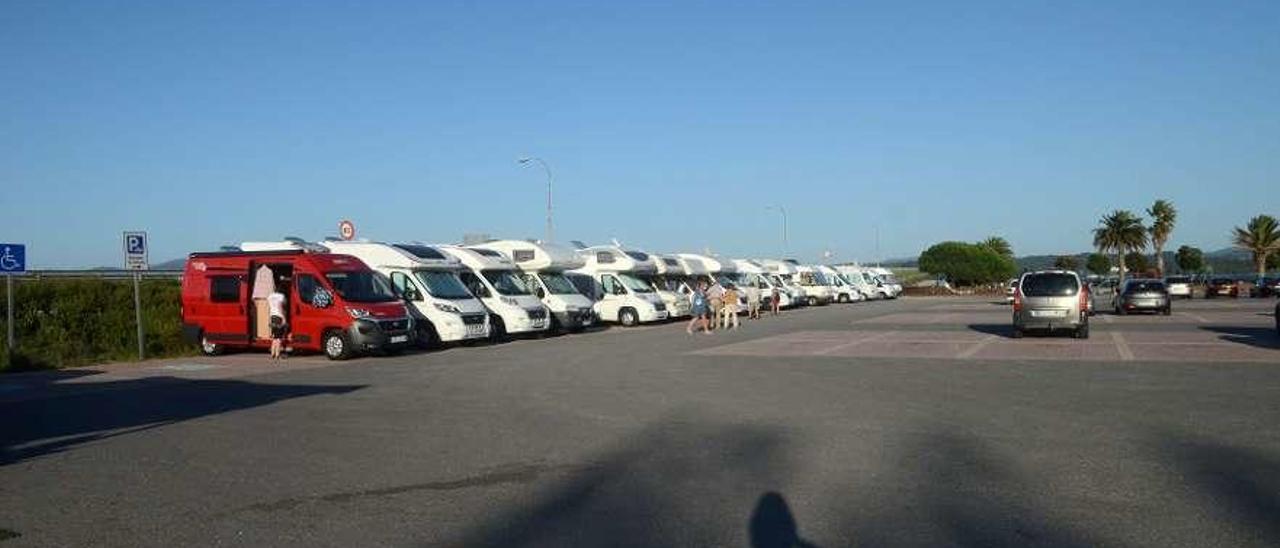 Autocaravanas estacionadas en la zona habilitada para ellas en el parking de O Bao, en A Illa. // Noé Parga