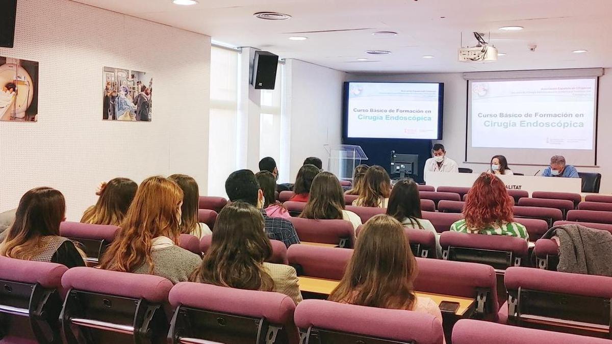 Asistentes a un curso formativo en el hospital.