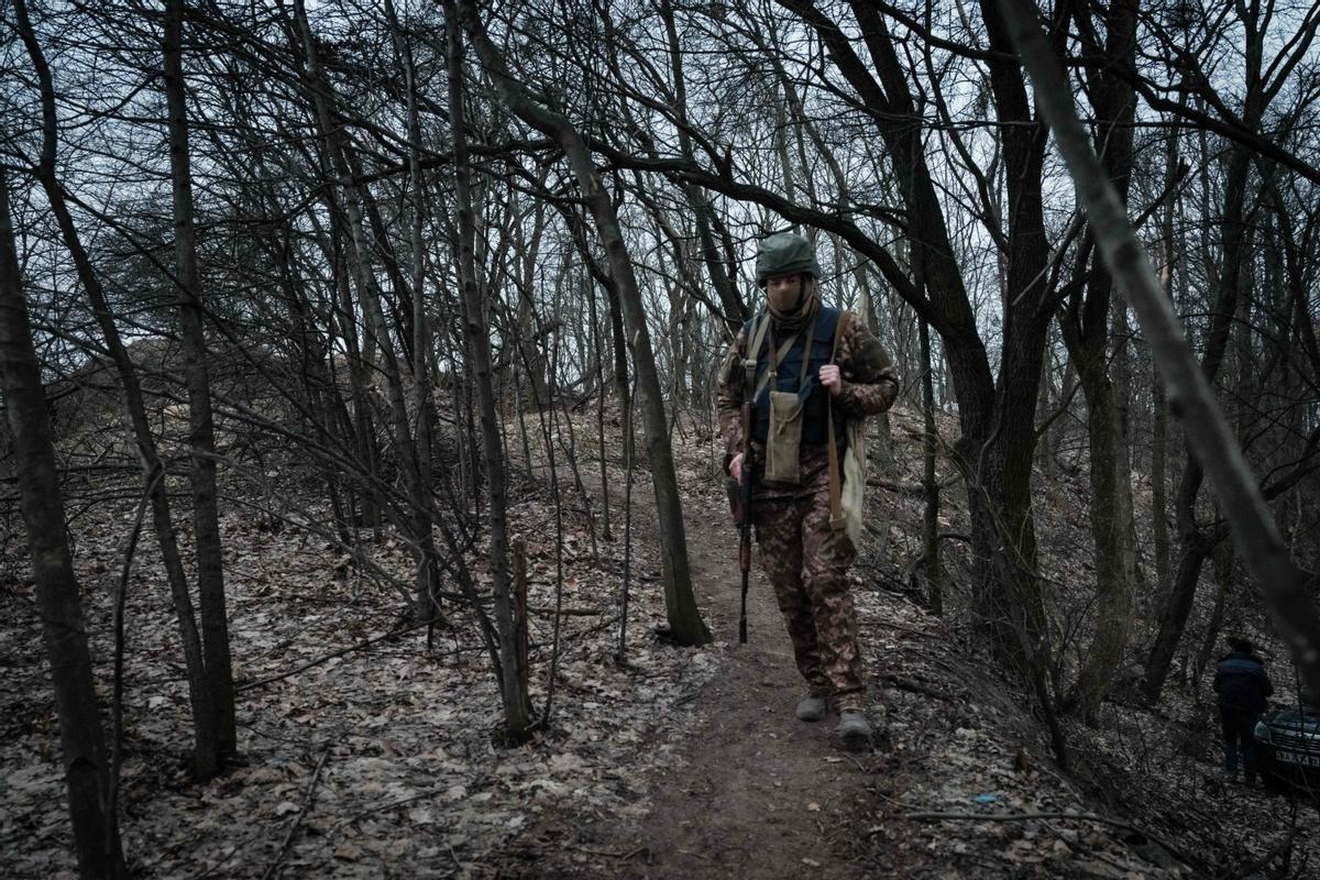 80 voluntarios civiles ucranianos se turnan día y noche para vigilar las amenazas de los drones explosivos Shahed de fabricación iraní lanzados por los rusos, cerca de Kiev .